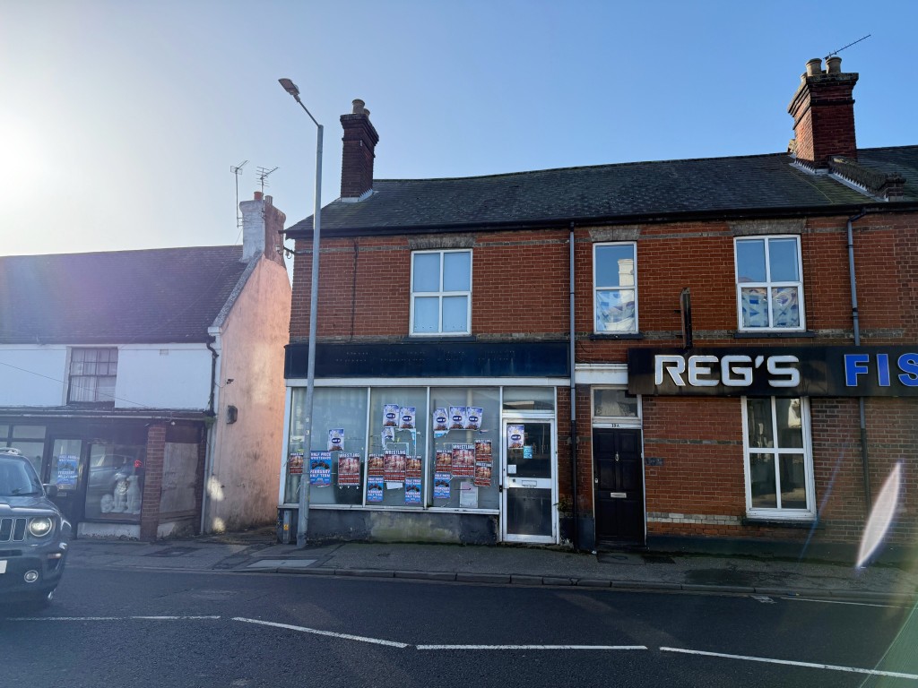 Lot: 61 - VACANT FREEHOLD COMMERCIAL PREMISES - Front view of the former post office on St Johns Road